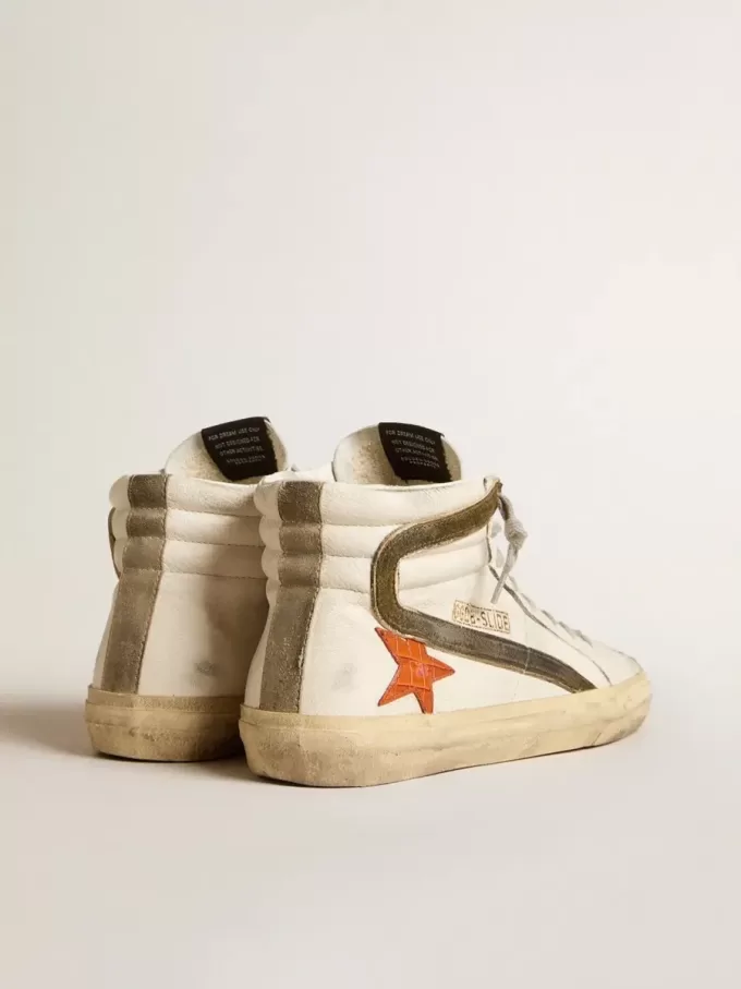 Slide de piel napa para hombre con estrella naranja con estampado de cocodrilo y detalle de ante verde Slide de piel napa para hombre con estrella naranja con estampado de cocodrilo y detalle de ante verde