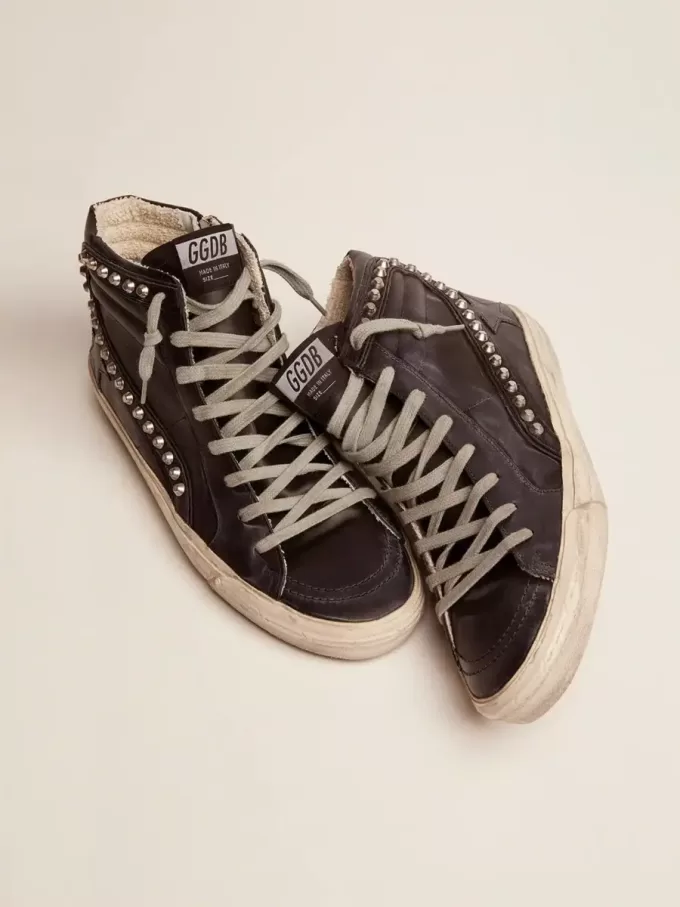 Slide negro con tachuelas para hombre Slide negro con tachuelas para hombre