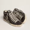 Slide negro con tachuelas para mujer Slide negro con tachuelas para mujer