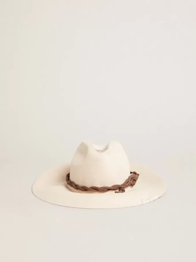 Sombrero fedora color pergamino con banda de cuero