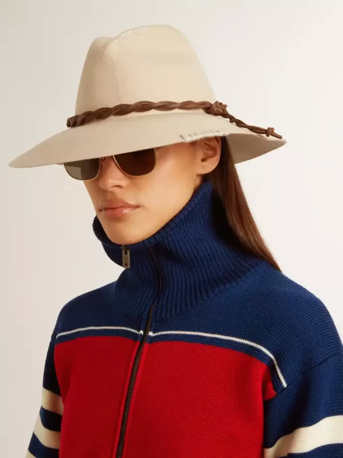 Sombrero fedora color pergamino con banda de cuero