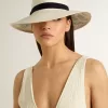 Sombrero fedora dorado de paja blanca con cinta negra y estampado marino bajo el ala Sombrero fedora dorado de paja blanca con cinta negra y estampado marino bajo el ala