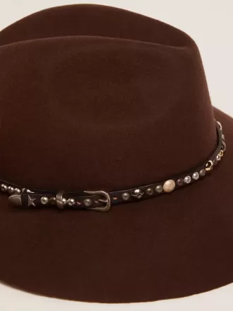 Sombrero marrón café con correa de cuero con tachuelas