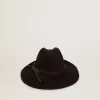 Sombrero negro con correa de cuero