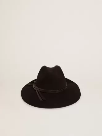 Sombrero negro con correa de cuero