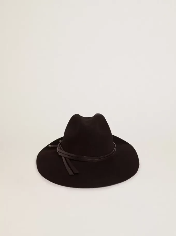 Sombrero negro con correa de cuero