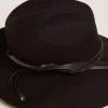 Sombrero negro con correa de cuero