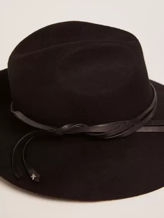 Sombrero negro con correa de cuero
