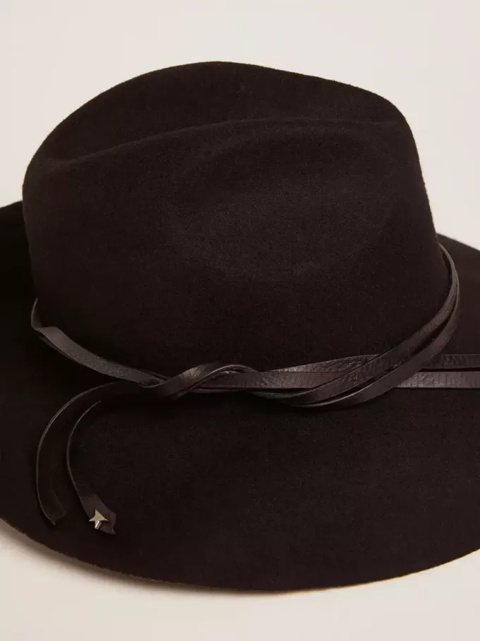 Sombrero negro con correa de cuero