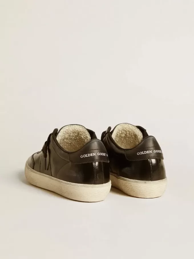 Soul Star para mujer en charol negro con lengüeta de cuero negro en el talón