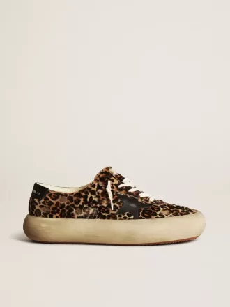 Space-Star para hombre en piel de potro con estampado de leopardo, estrella negra y tacón.