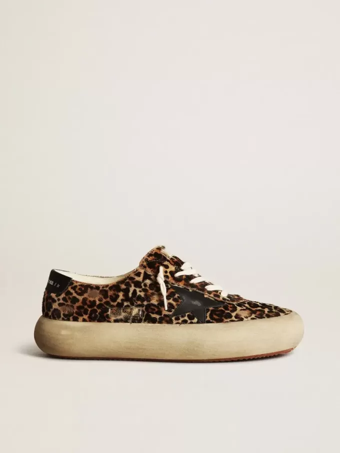 Space-Star para hombre en piel de potro con estampado de leopardo, estrella negra y tacón. Space-Star para hombre en piel de potro con estampado de leopardo, estrella negra y tacón.