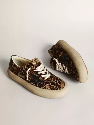 Space-Star para hombre en piel de potro con estampado de leopardo, estrella negra y tacón.