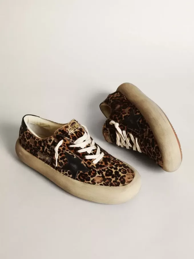 Space-Star para hombre en piel de potro con estampado de leopardo, estrella negra y tacón. Space-Star para hombre en piel de potro con estampado de leopardo, estrella negra y tacón.