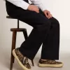 Space-Star para hombre en piel de potro con estampado de leopardo, estrella negra y tacón. Space-Star para hombre en piel de potro con estampado de leopardo, estrella negra y tacón.