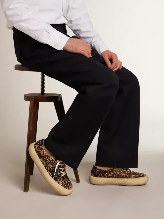 Space-Star para hombre en piel de potro con estampado de leopardo, estrella negra y tacón. Space-Star para hombre en piel de potro con estampado de leopardo, estrella negra y tacón.