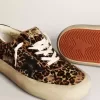 Space-Star para hombre en piel de potro con estampado de leopardo, estrella negra y tacón. Space-Star para hombre en piel de potro con estampado de leopardo, estrella negra y tacón.