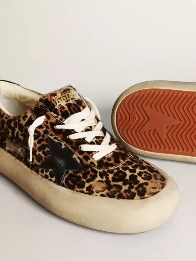Space-Star para hombre en piel de potro con estampado de leopardo, estrella negra y tacón. Space-Star para hombre en piel de potro con estampado de leopardo, estrella negra y tacón.