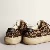Space-Star para hombre en piel de potro con estampado de leopardo, estrella negra y tacón. Space-Star para hombre en piel de potro con estampado de leopardo, estrella negra y tacón.