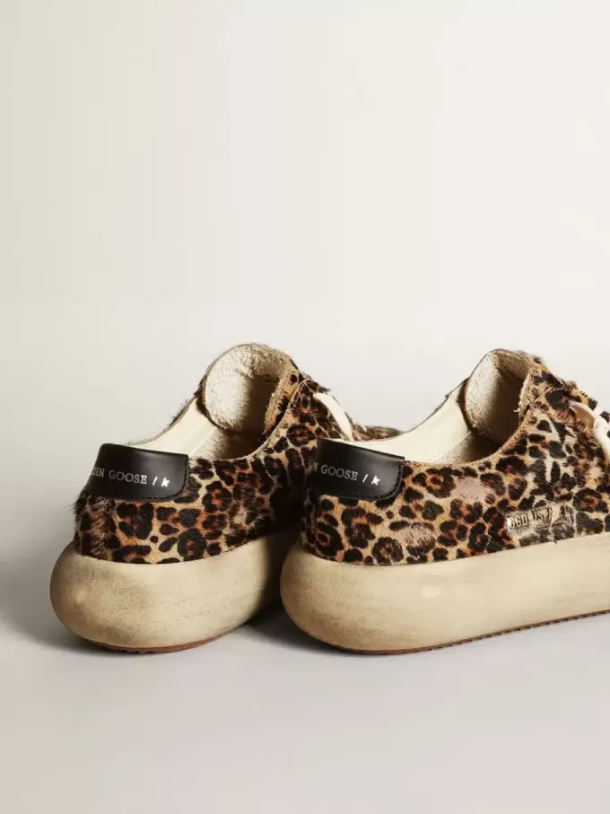 Space-Star para hombre en piel de potro con estampado de leopardo, estrella negra y tacón. Space-Star para hombre en piel de potro con estampado de leopardo, estrella negra y tacón.