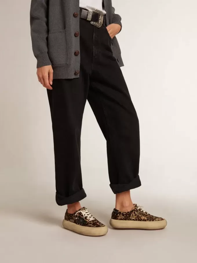 Space-Star para mujer en piel de potro con estampado de leopardo y estrella negra Space-Star para mujer en piel de potro con estampado de leopardo y estrella negra