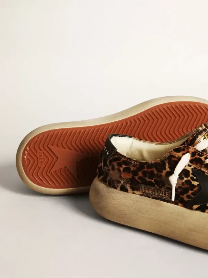 Space-Star para mujer en piel de potro con estampado de leopardo y estrella negra Space-Star para mujer en piel de potro con estampado de leopardo y estrella negra