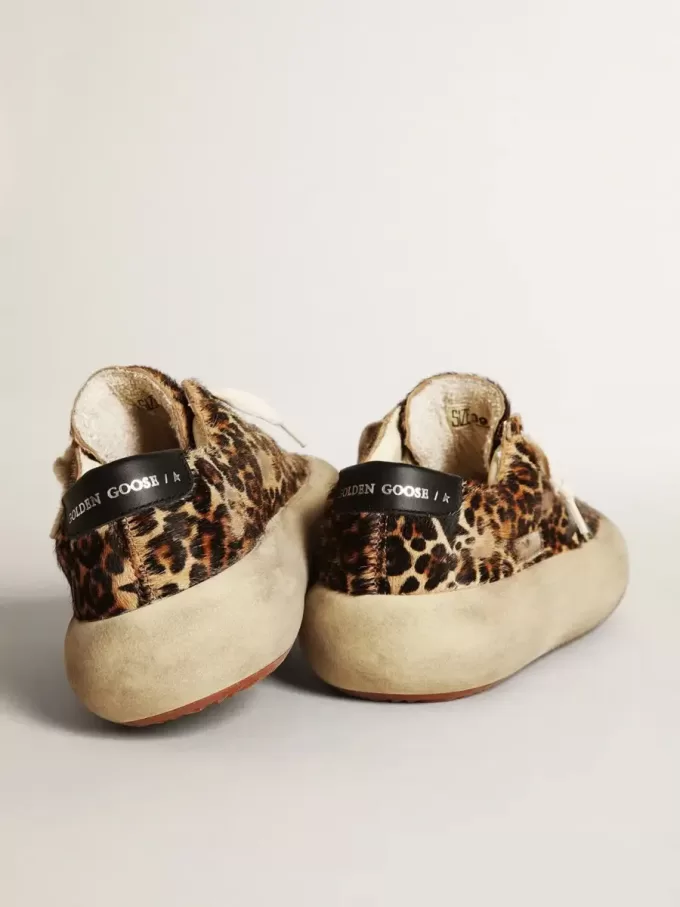Space-Star para mujer en piel de potro con estampado de leopardo y estrella negra Space-Star para mujer en piel de potro con estampado de leopardo y estrella negra