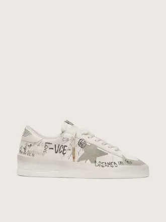 Stardan con estrella y puntera de ante beige y letras y motivos por toda la superficie
