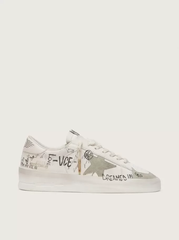 Stardan con estrella y puntera de ante beige y letras y motivos por toda la superficie Stardan con estrella y puntera de ante beige y letras y motivos por toda la superficie