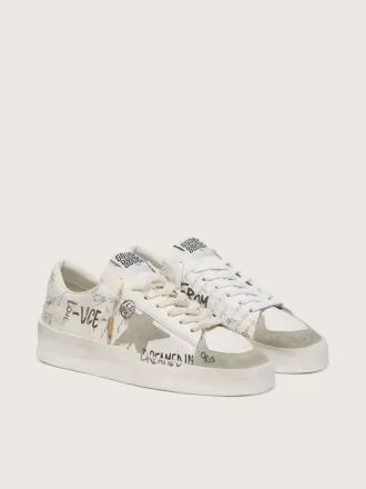 Stardan con estrella y puntera de ante beige y letras y motivos por toda la superficie