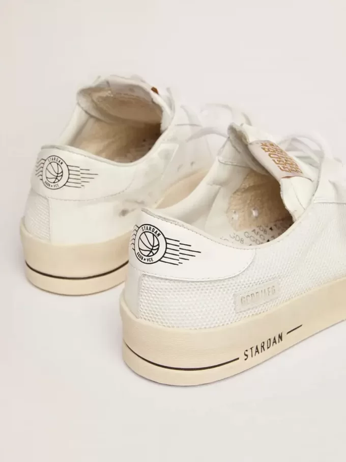 Stardan con inserciones de cuero blanco y malla y estrella de ante negro