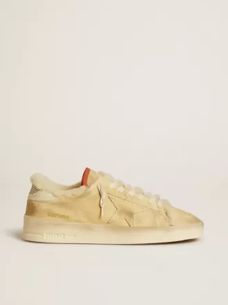 Stardan en ante beige con lengüeta de cuero en el talón y forro de borreguillo