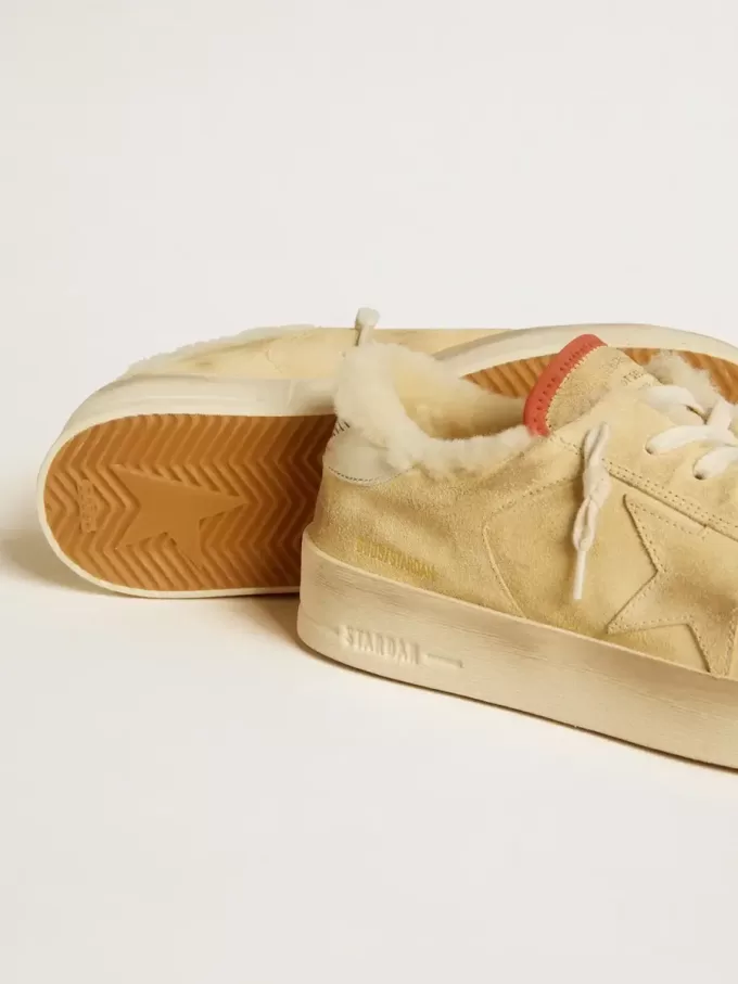 Stardan en ante beige con lengüeta de cuero en el talón y forro de borreguillo Stardan en ante beige con lengüeta de cuero en el talón y forro de borreguillo