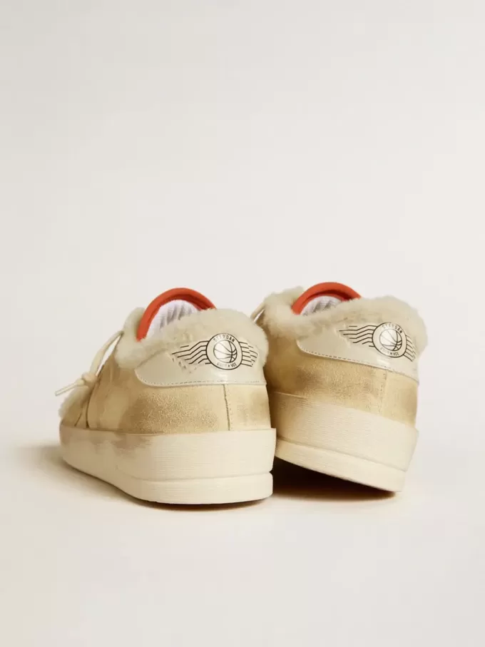 Stardan en ante beige con lengüeta de cuero en el talón y forro de borreguillo Stardan en ante beige con lengüeta de cuero en el talón y forro de borreguillo