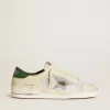 Stardan en ante blanco y malla con estrella y lengüeta en el talón de cuero verde Stardan en ante blanco y malla con estrella y lengüeta en el talón de cuero verde