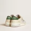 Stardan en ante blanco y malla con estrella y lengüeta en el talón de cuero verde Stardan en ante blanco y malla con estrella y lengüeta en el talón de cuero verde