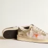 Stardan en malla blanca con estrella naranja e inserciones de piel platino Stardan en malla blanca con estrella naranja e inserciones de piel platino