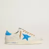 Stardan en piel blanca con estampado de cocodrilo, estrella de ante azul claro y lengüeta en el talón Stardan en piel blanca con estampado de cocodrilo, estrella de ante azul claro y lengüeta en el talón