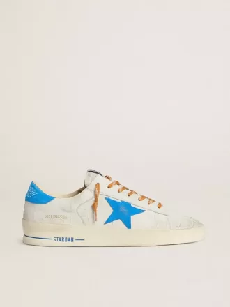 Stardan en piel blanca con estampado de cocodrilo, estrella de ante azul claro y lengüeta en el talón