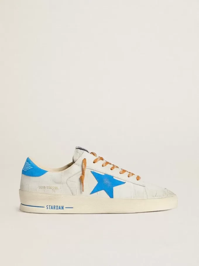 Stardan en piel blanca con estampado de cocodrilo, estrella de ante azul claro y lengüeta en el talón Stardan en piel blanca con estampado de cocodrilo, estrella de ante azul claro y lengüeta en el talón