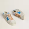Stardan en piel blanca con estampado de cocodrilo, estrella de ante azul claro y lengüeta en el talón Stardan en piel blanca con estampado de cocodrilo, estrella de ante azul claro y lengüeta en el talón