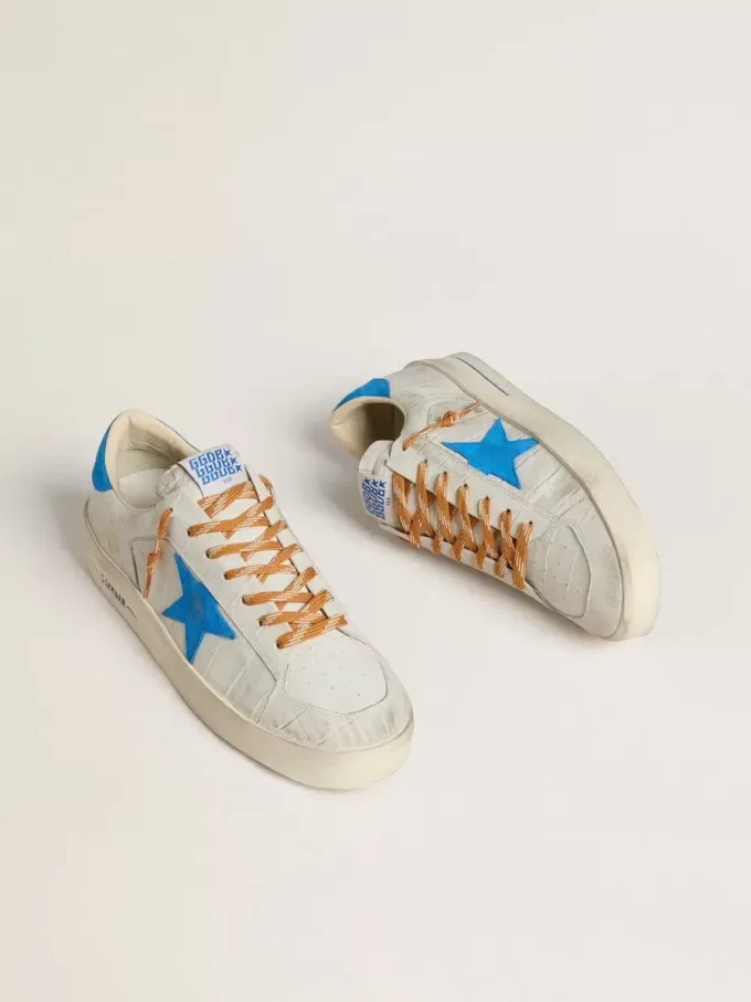 Stardan en piel blanca con estampado de cocodrilo, estrella de ante azul claro y lengüeta en el talón Stardan en piel blanca con estampado de cocodrilo, estrella de ante azul claro y lengüeta en el talón