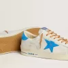 Stardan en piel blanca con estampado de cocodrilo, estrella de ante azul claro y lengüeta en el talón Stardan en piel blanca con estampado de cocodrilo, estrella de ante azul claro y lengüeta en el talón
