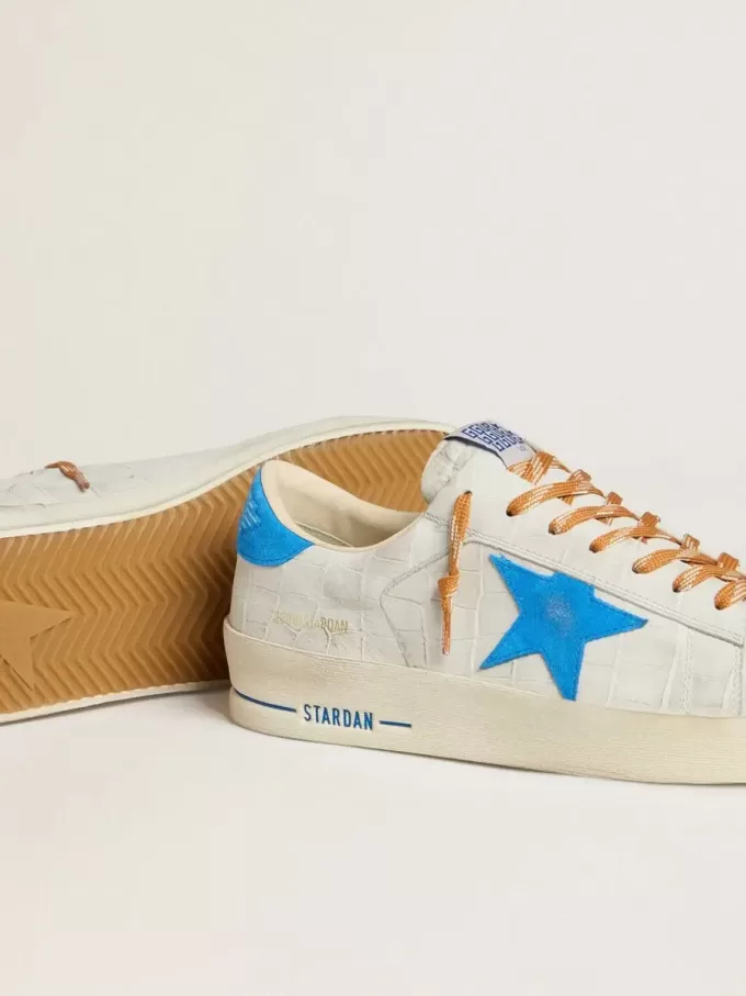 Stardan en piel blanca con estampado de cocodrilo, estrella de ante azul claro y lengüeta en el talón Stardan en piel blanca con estampado de cocodrilo, estrella de ante azul claro y lengüeta en el talón
