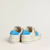 Stardan en piel blanca con estampado de cocodrilo, estrella de ante azul claro y lengüeta en el talón Stardan en piel blanca con estampado de cocodrilo, estrella de ante azul claro y lengüeta en el talón