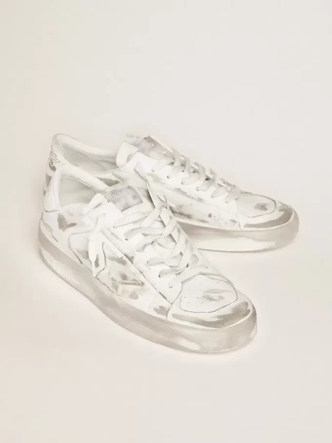 Stardan en piel blanca con estrella y lengüeta en el talón también en piel blanca Stardan en piel blanca con estrella y lengüeta en el talón también en piel blanca