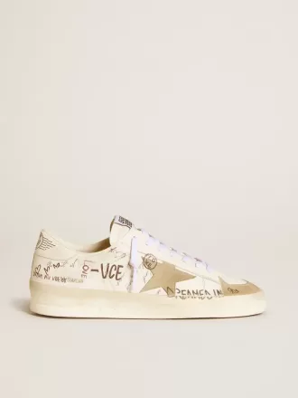 Stardan en piel con letras por toda la superficie y estrella de ante gris hielo