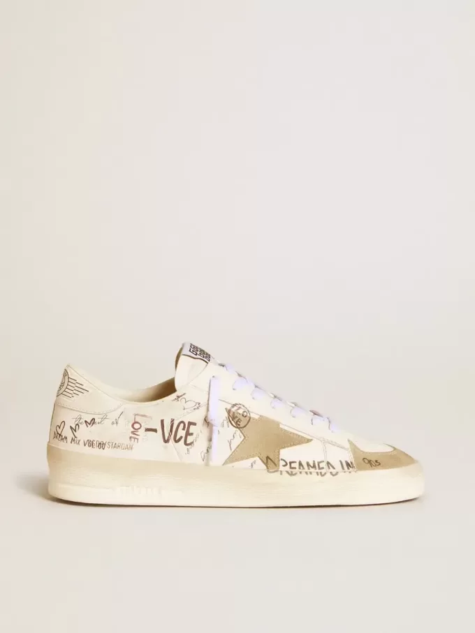 Stardan en piel con letras por toda la superficie y estrella de ante gris hielo Stardan en piel con letras por toda la superficie y estrella de ante gris hielo