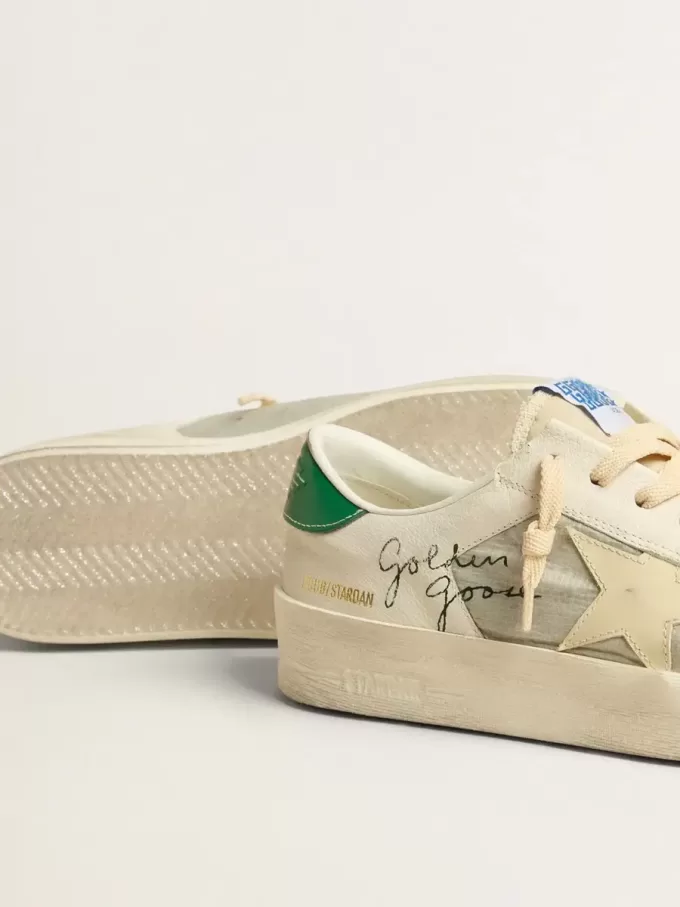 Stardan en piel napa blanca con estrella de piel color crema Stardan en piel napa blanca con estrella de piel color crema