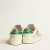 Stardan en piel napa blanca con estrella de piel color crema Stardan en piel napa blanca con estrella de piel color crema